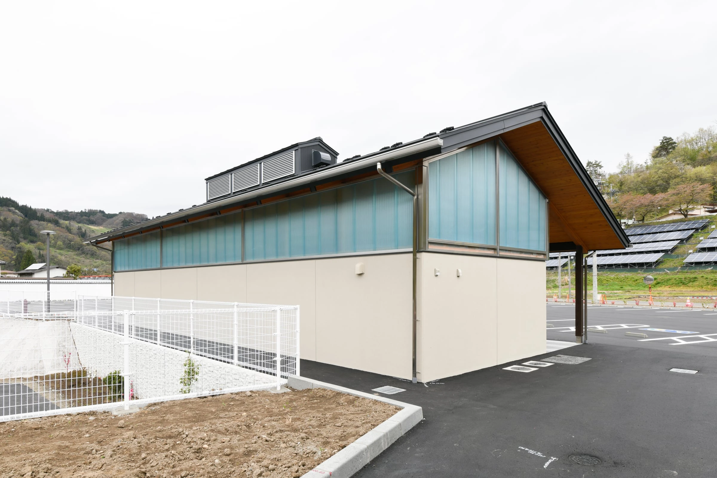 半透明の壁が光を取り込む建物の側面