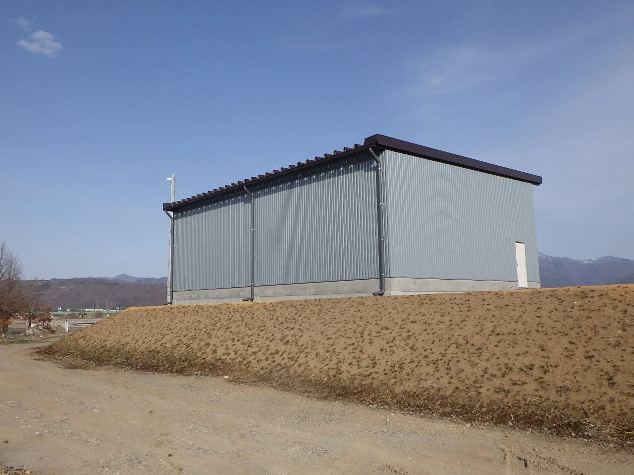 盛土の上に建つ格納庫の全景