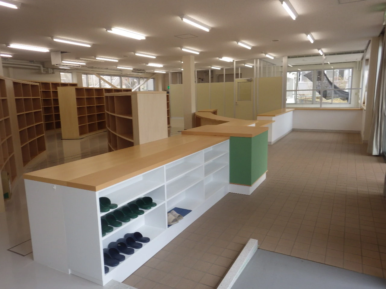 改修後の館内。木天板のカウンターと、奥に並ぶ木製の書架
