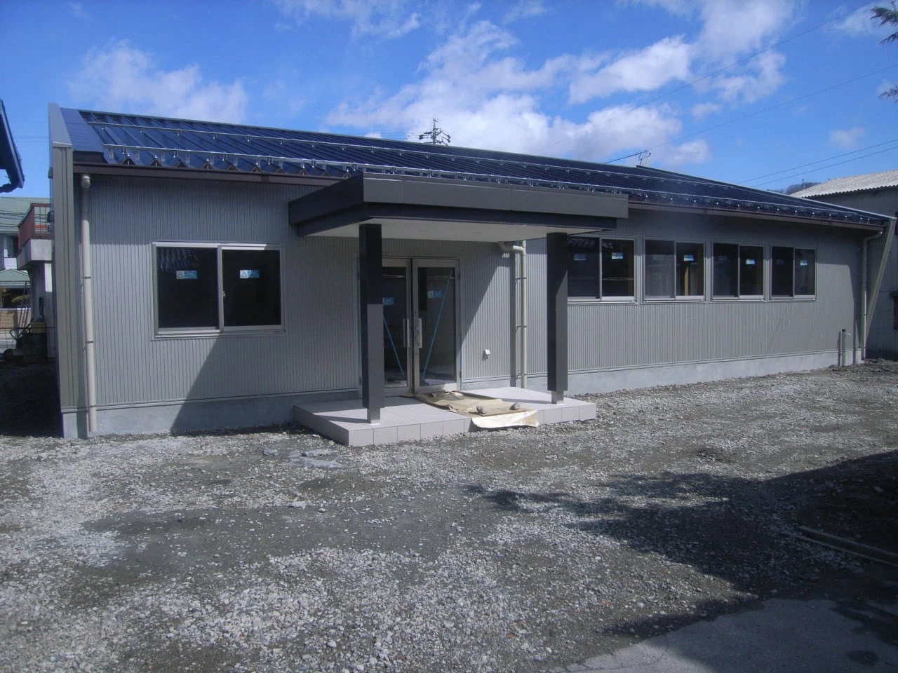 完成した平屋の社屋。中央に車寄せの庇が張り出す