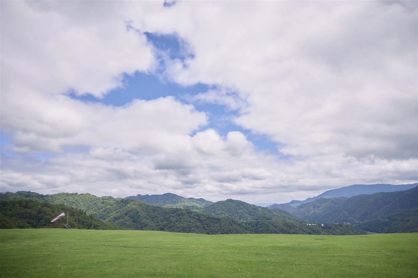 丘の草地と夏の空