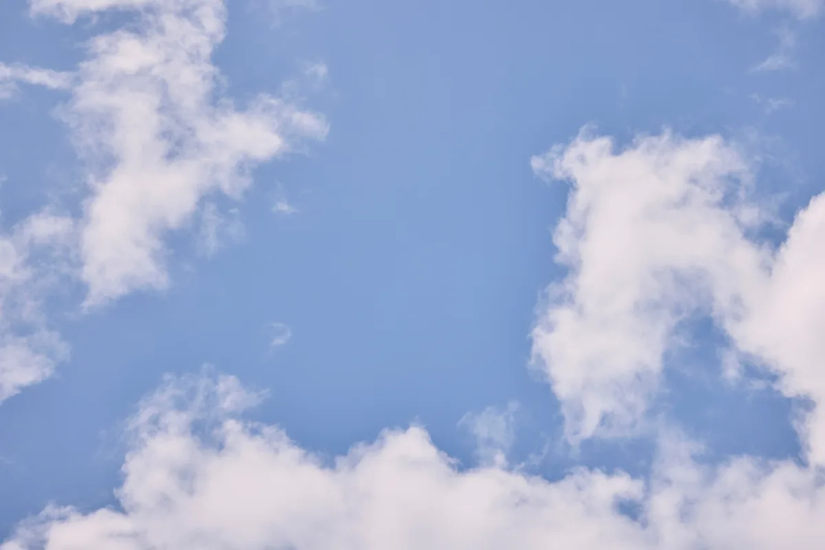 夏の青空に浮かぶ雲