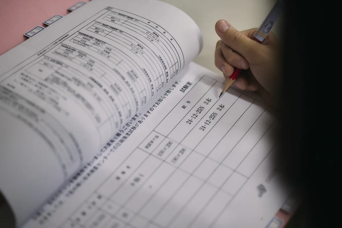 コンクリートの試験記録に記入する手元