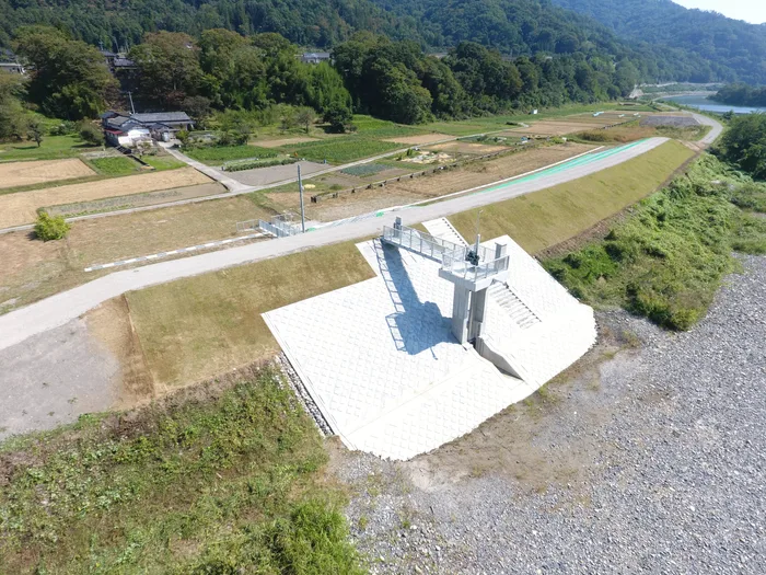 新設した護岸と樋門を上空から見た様子。堤防の上に管理道路が続く