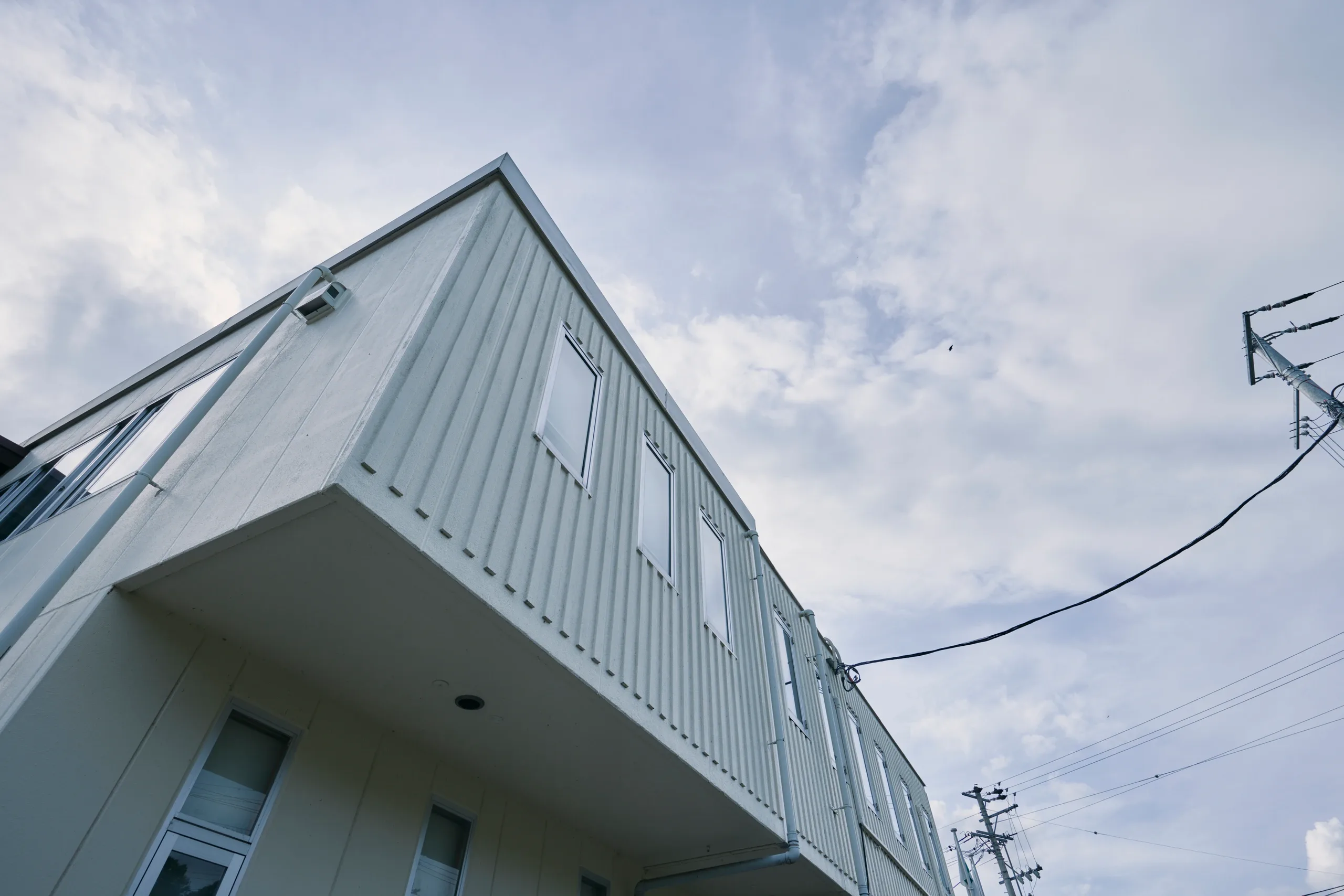 夏空の下に立つ平林建設の社屋