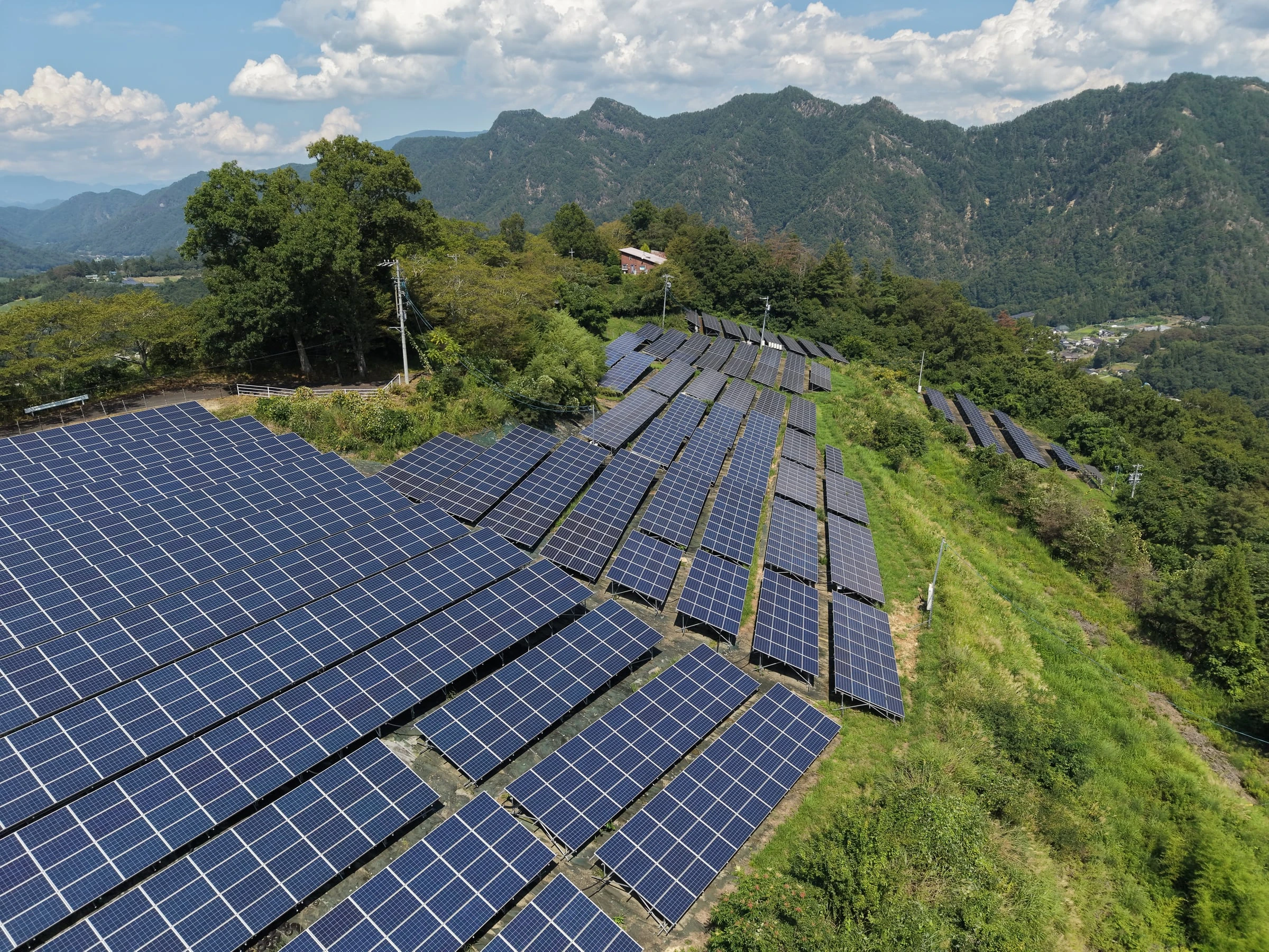 自社が施工した太陽光発電設備を上空から見た様子