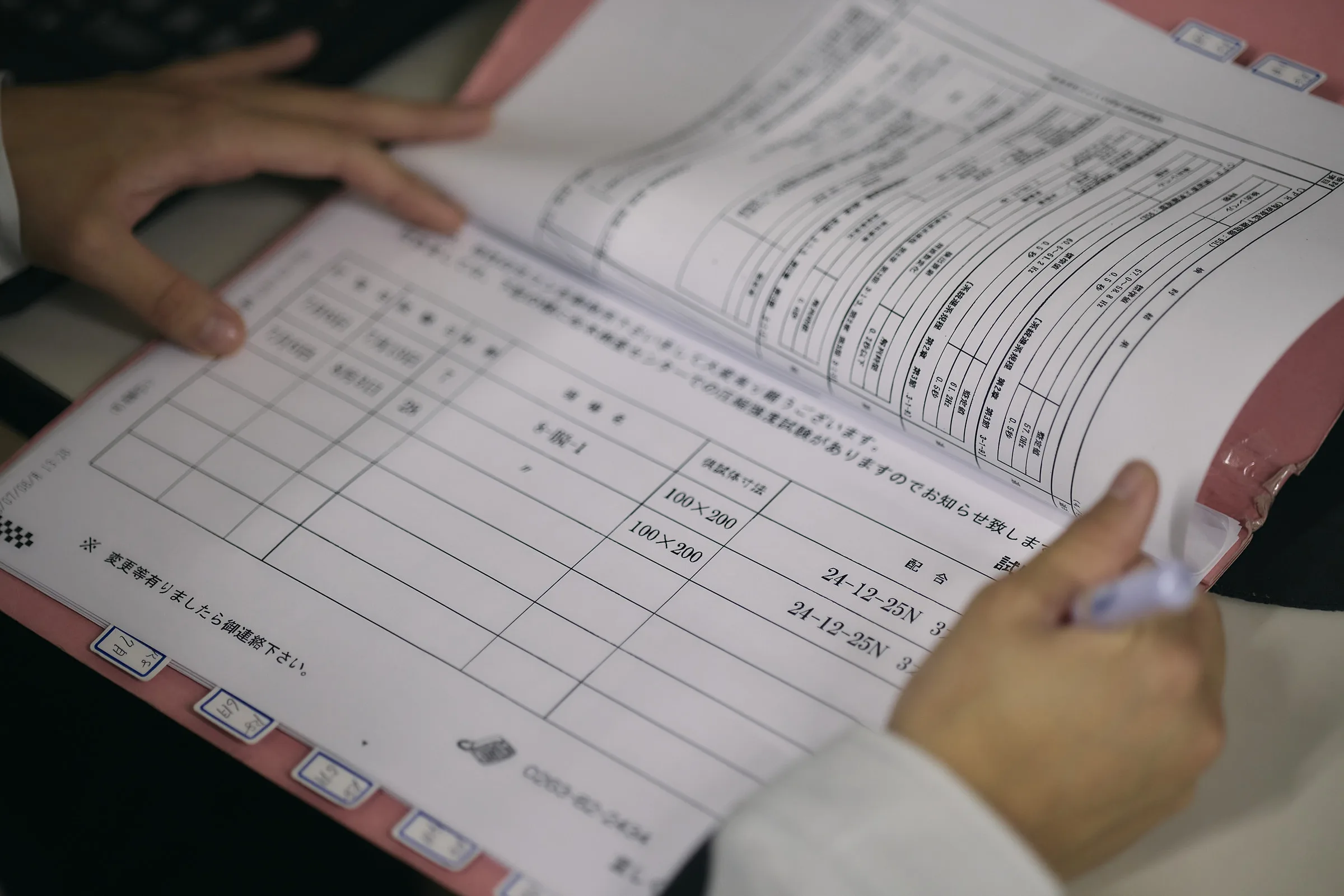 コンクリートの試験記録に記入する手元