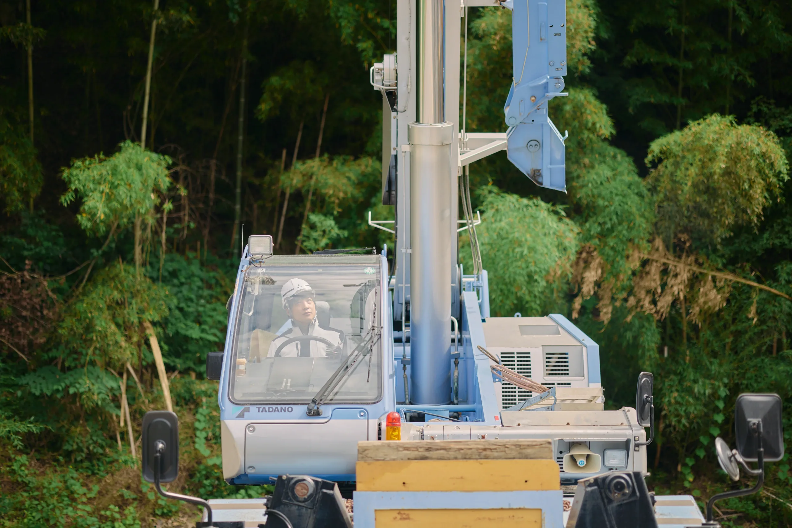 竹林の斜面に据えられたボーリング機械