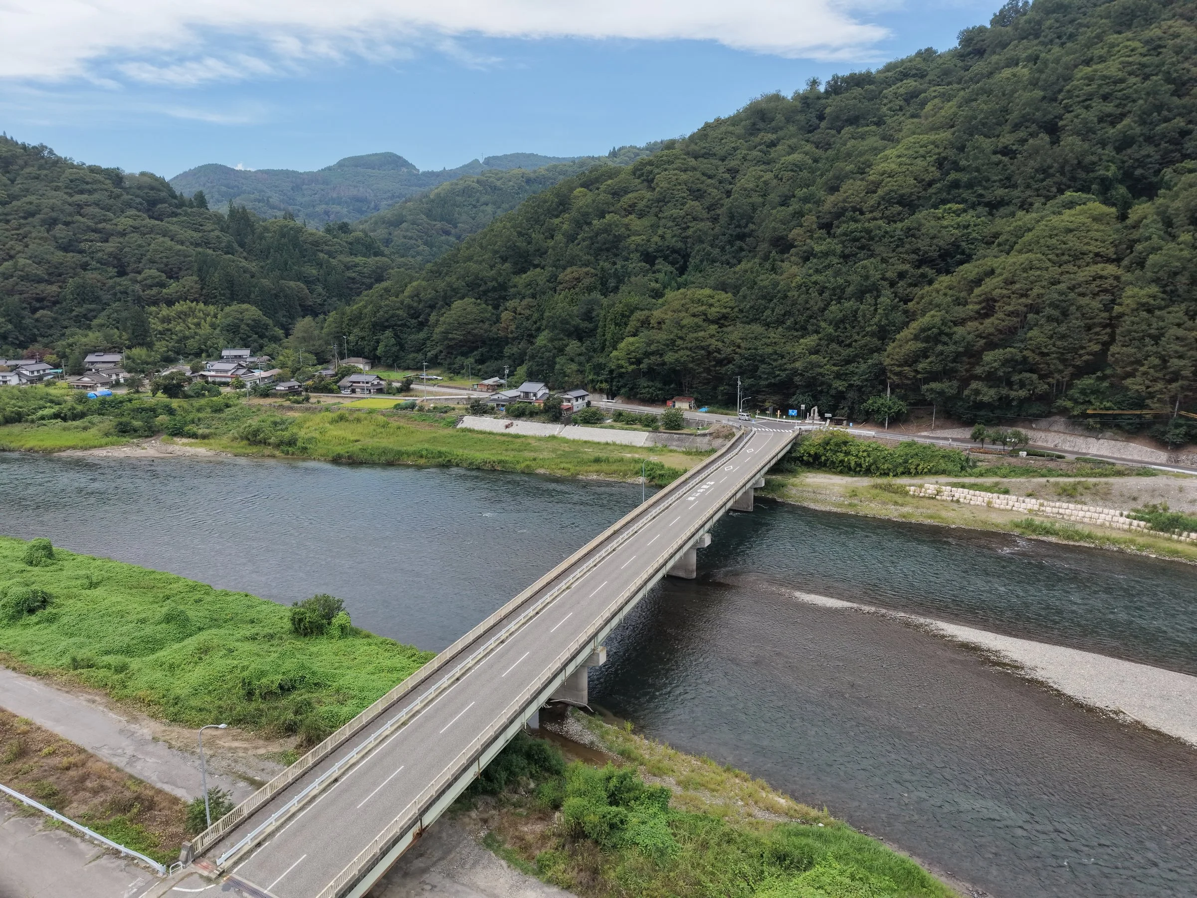 上空から斜めに見た、川を渡る長い橋