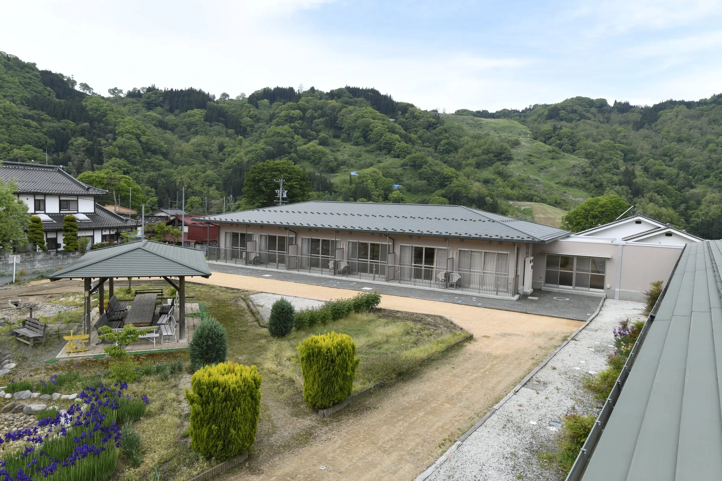 庭と東屋のある平屋の建物（外観）