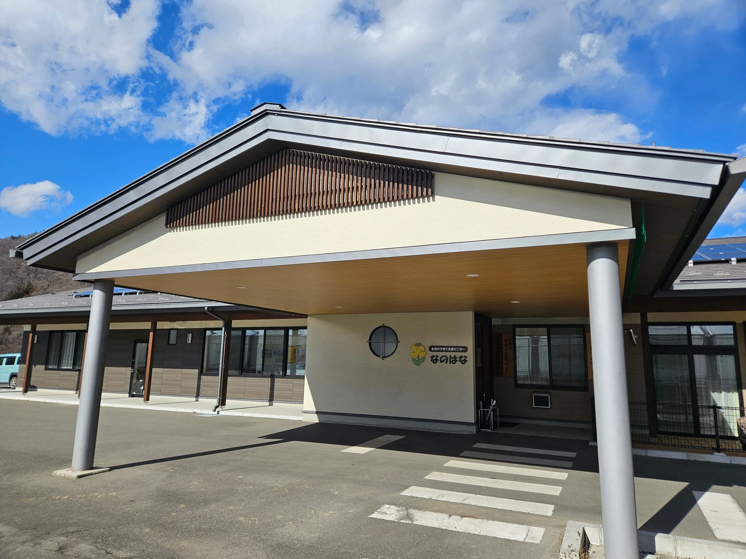 大きな片流れ屋根の建物の玄関まわり（外観）