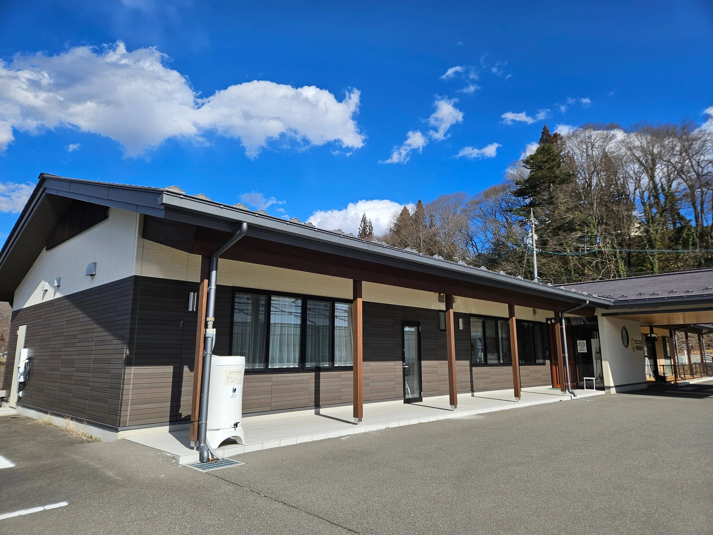 青空の下に立つ平屋の建物（外観）