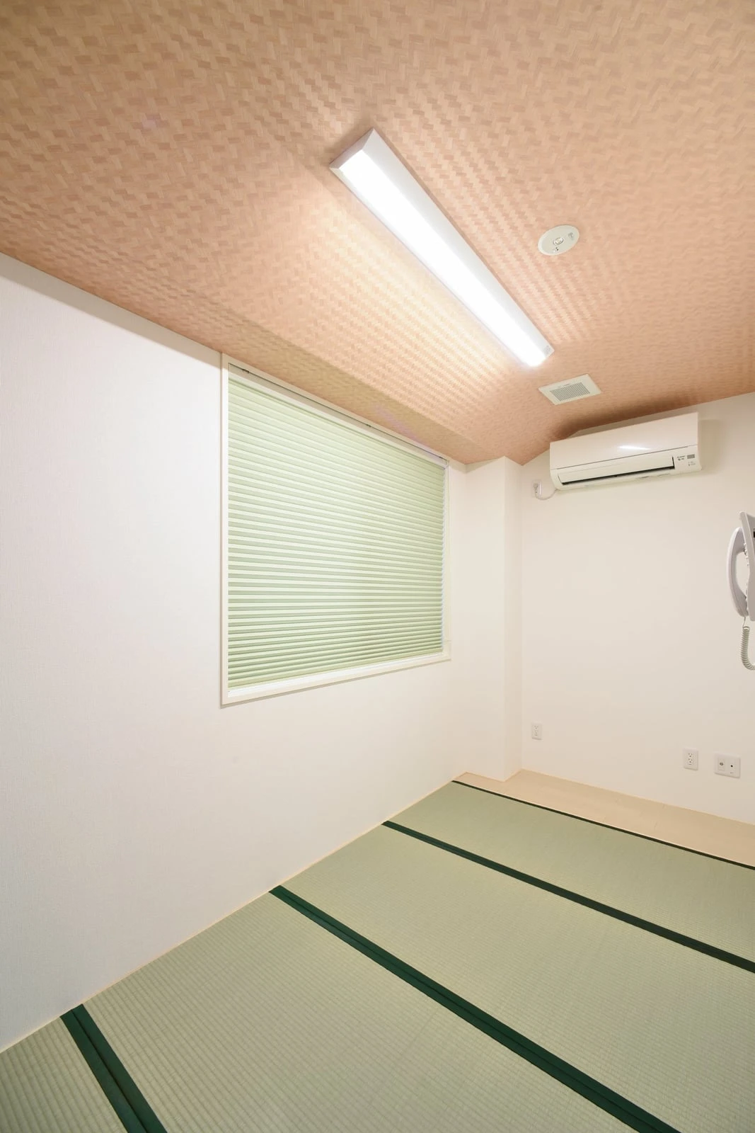 網代天井を張った小さな畳の部屋