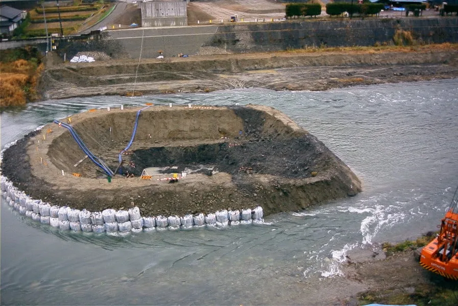 川の中に大型土のうで仮締切を築き、橋脚の基礎を掘り下げたところ