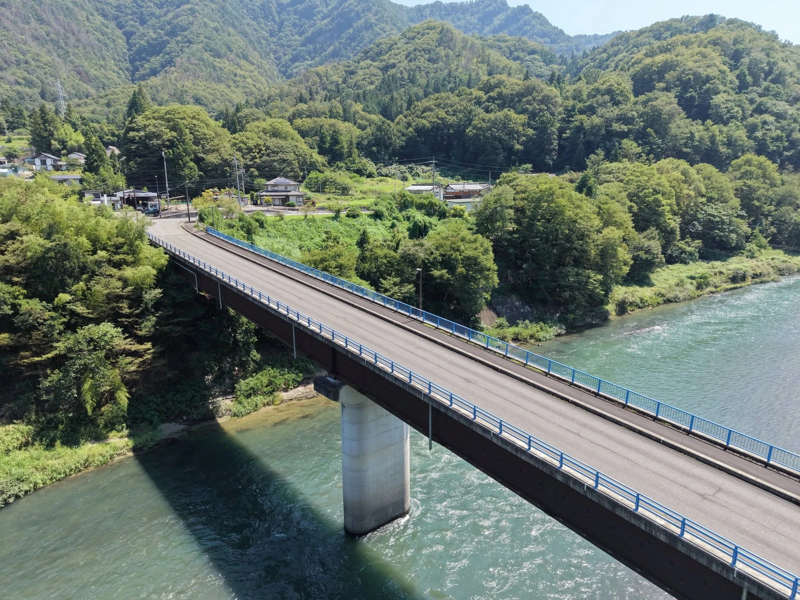 斜め上空から見た橋の路面と、青い高欄