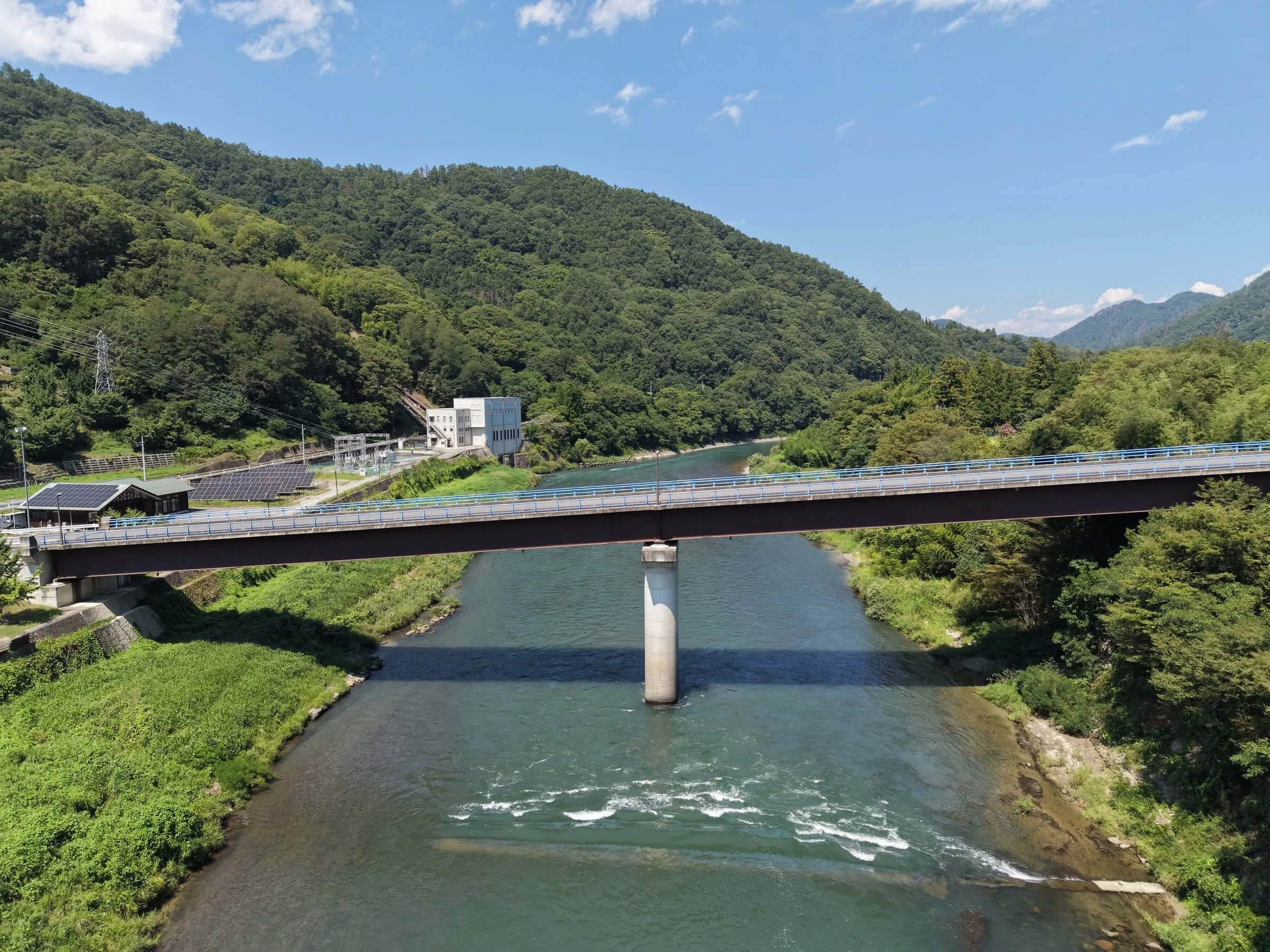 上空から見た、山あいの川に架かる橋