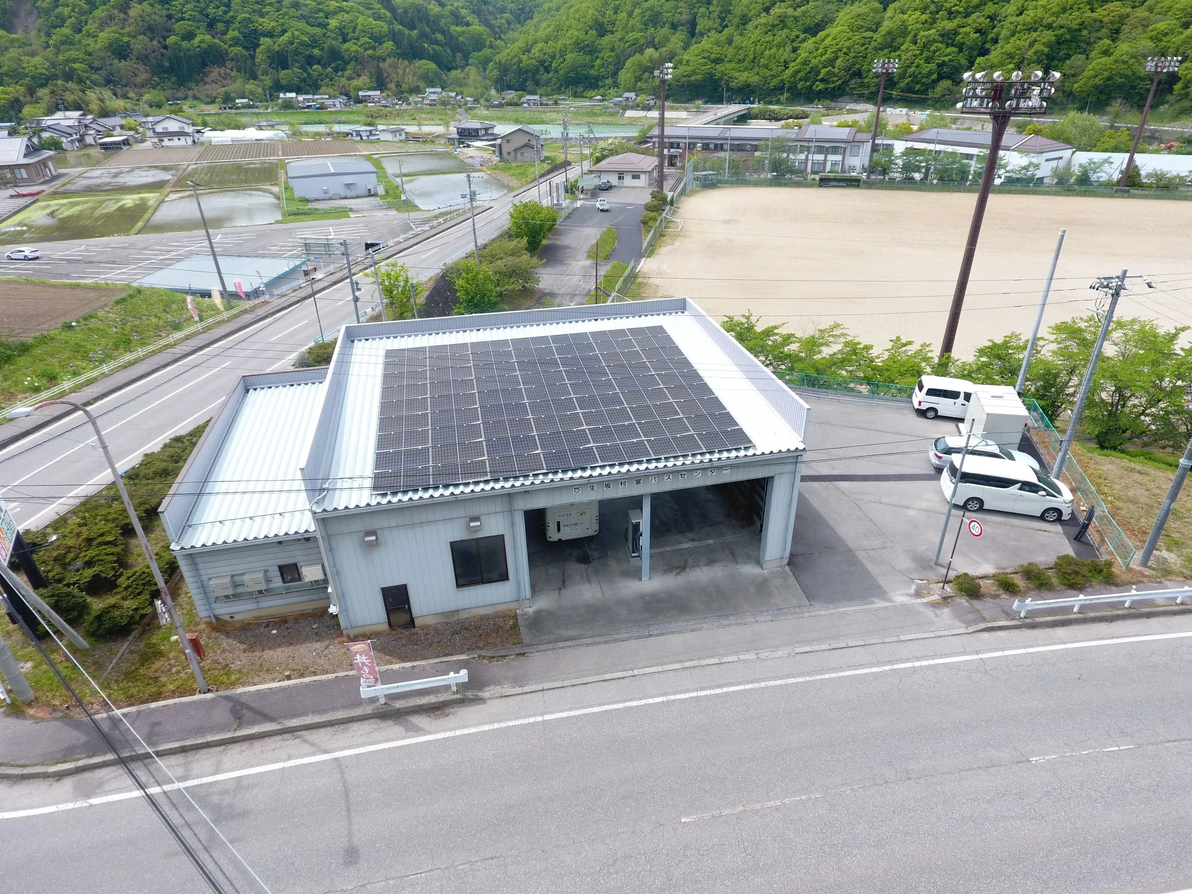車庫の片流れ屋根いっぱいに並ぶ太陽光パネル