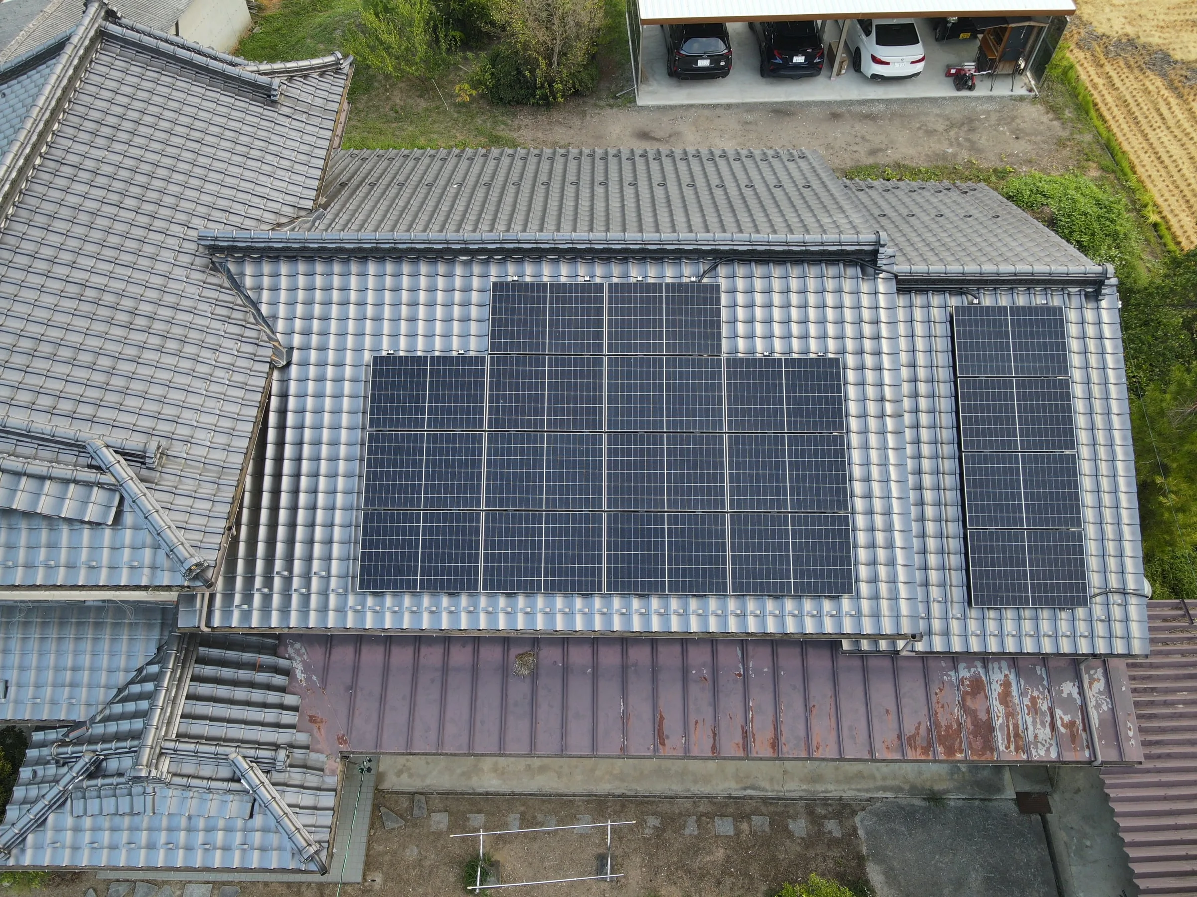 瓦屋根の上に架台で設置した太陽光パネル