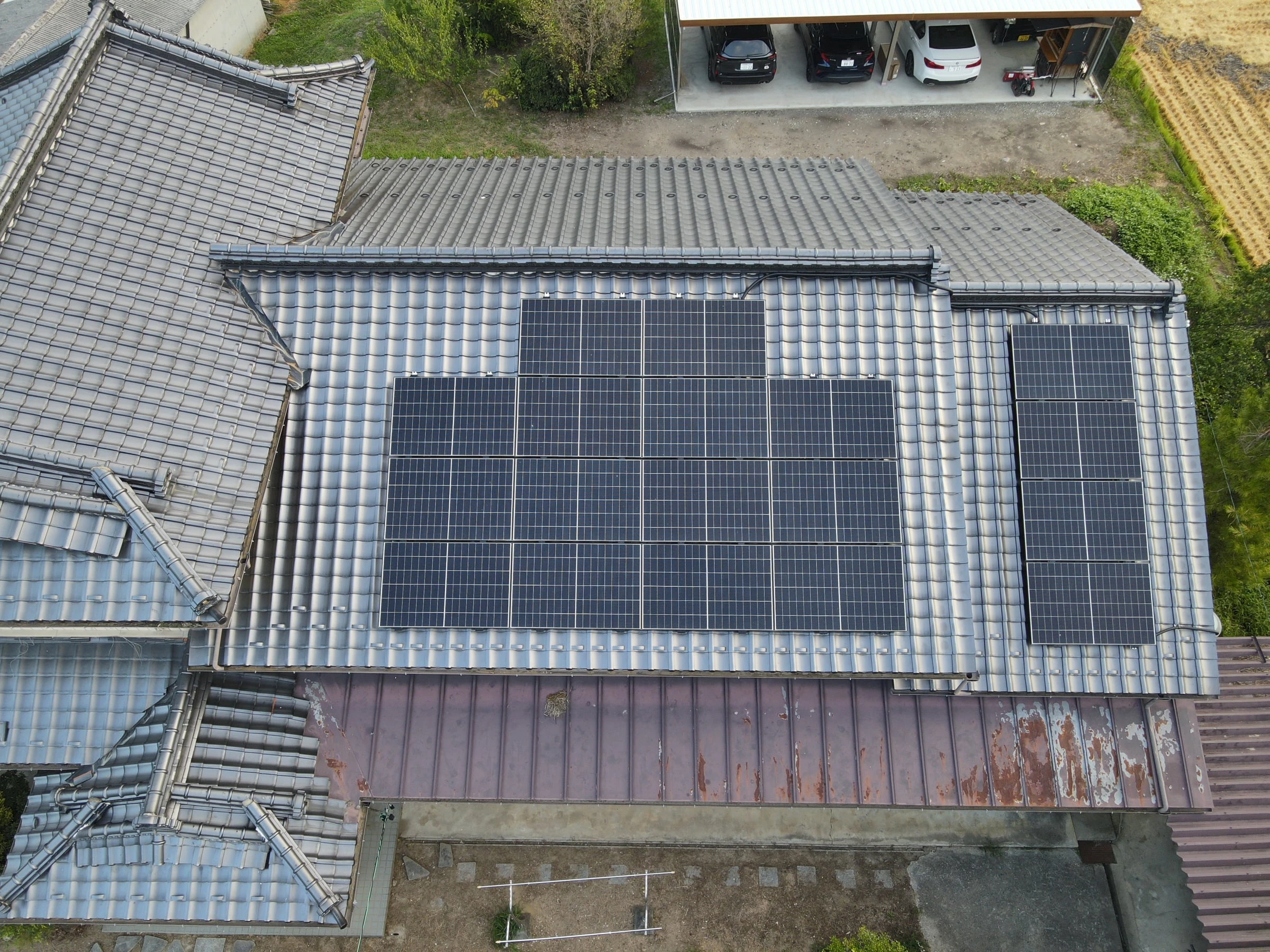 瓦屋根の上に架台で設置した太陽光パネル