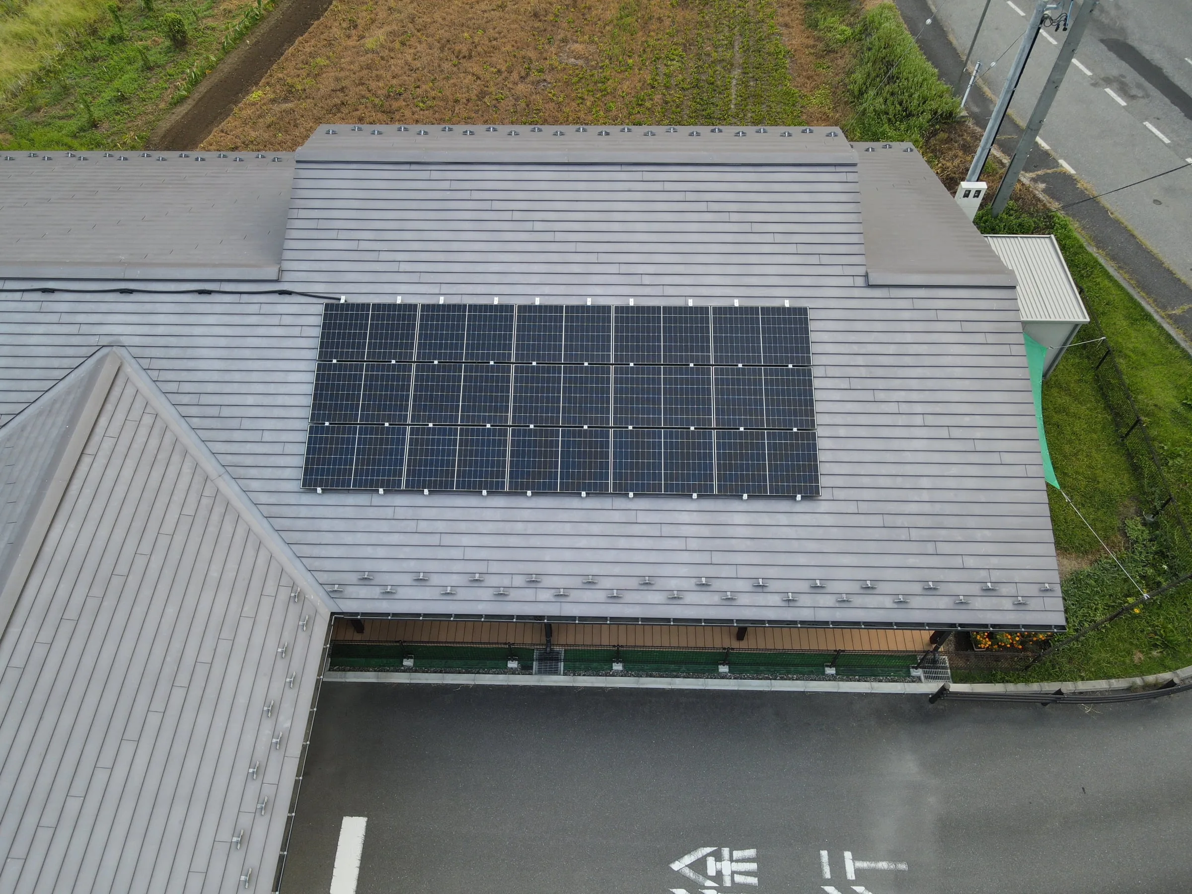 大きな屋根の一角に並べた太陽光パネル