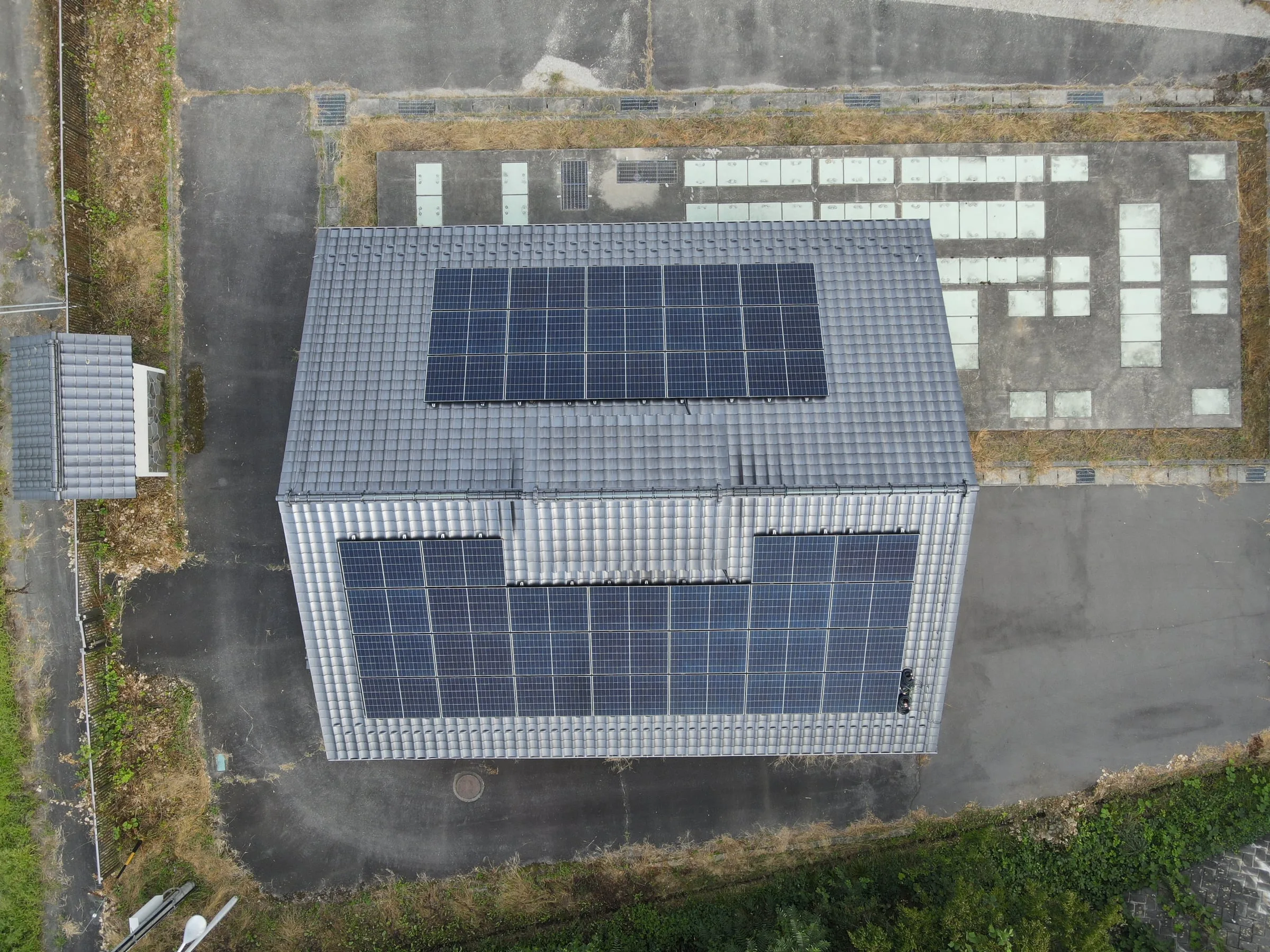 建物の屋根の上下2面に並ぶ太陽光パネル