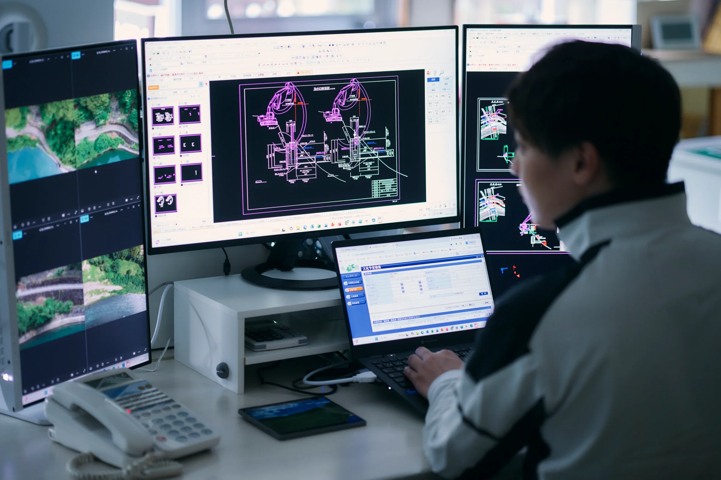 3画面のCADとドローン空撮データで設計する社員