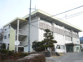 生坂村役場全景